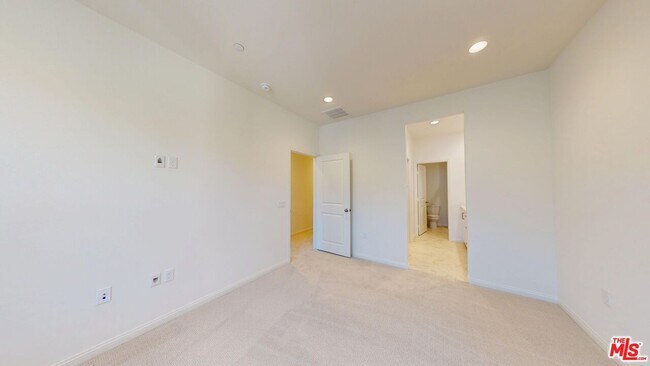 Building Photo - 2410 E Agave St