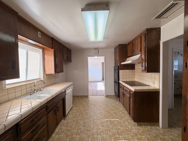 Building Photo - Country Style Living in Bakersfield