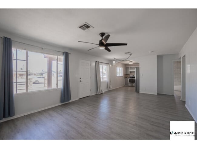 Building Photo - Stylish 2/2 Phoenix House - Spacious Yard ...
