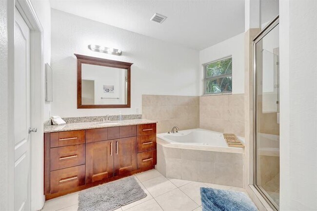 Building Photo - 1816 SW 21st St