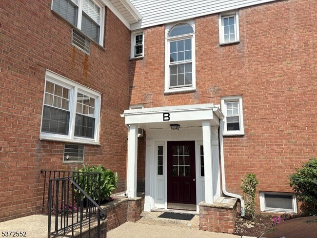Building Photo - 565 Grove St
