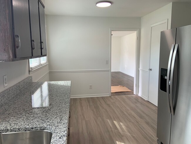 Building Photo - Cute 3 BR/ 1 BA Off Gate City Blvd.