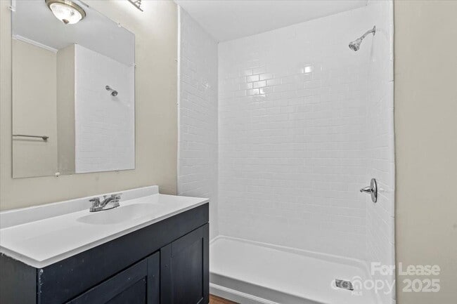 Building Photo - 904 Edgewood Cir