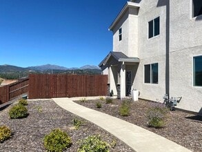 Building Photo - Luxury Townhome in West Redding!