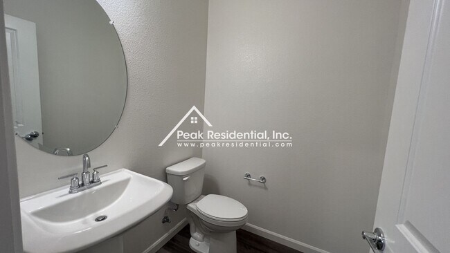 Building Photo - Newer 3bd/2.5ba North Natomas Townhouse with 2 Car Garage!