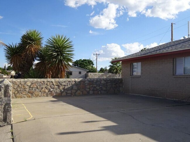 Building Photo - 4555 Sun Valley Dr