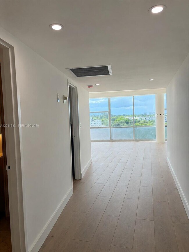 Building Photo - 900 Bay Dr