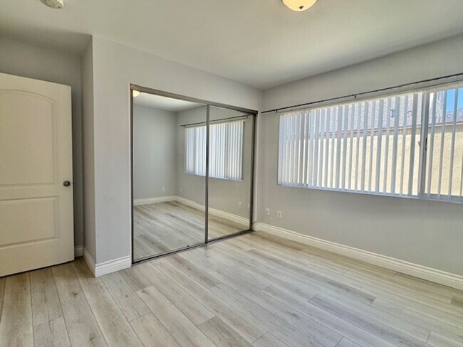 Building Photo - Stylish Burbank Condo with Modern Touches ...
