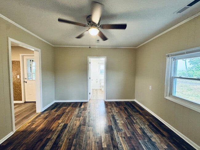 Building Photo - Adorable Home/Country setting