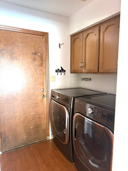 laundry room/pantry/2 car garage - 8315 S Taylor Dr