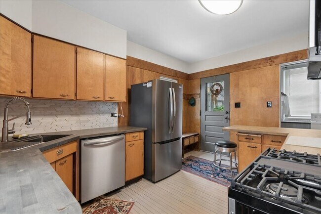 Building Photo - 35 Lakeview Pl