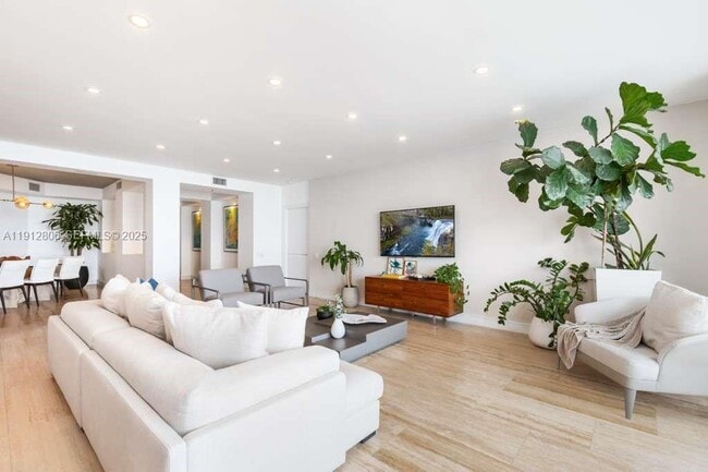 Building Photo - 808 Brickell Key Dr