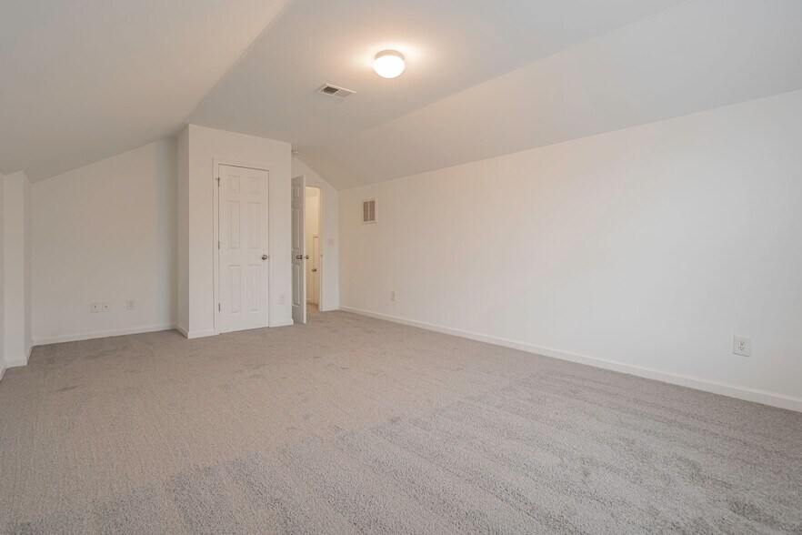 Building Photo - 2016 Culloden Dr