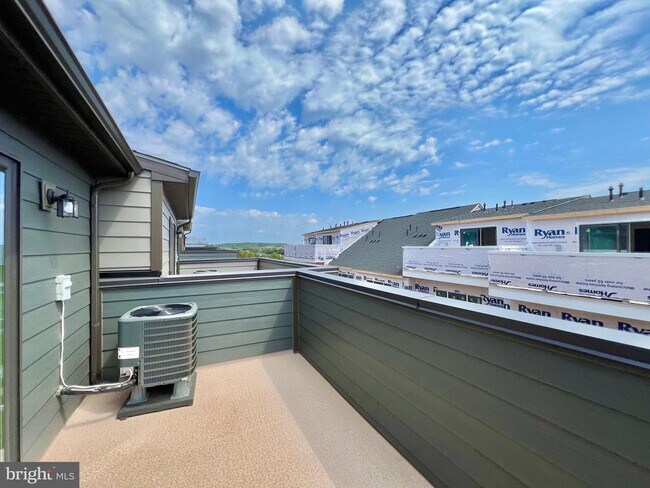 Building Photo - 4322 Ellipse Ter