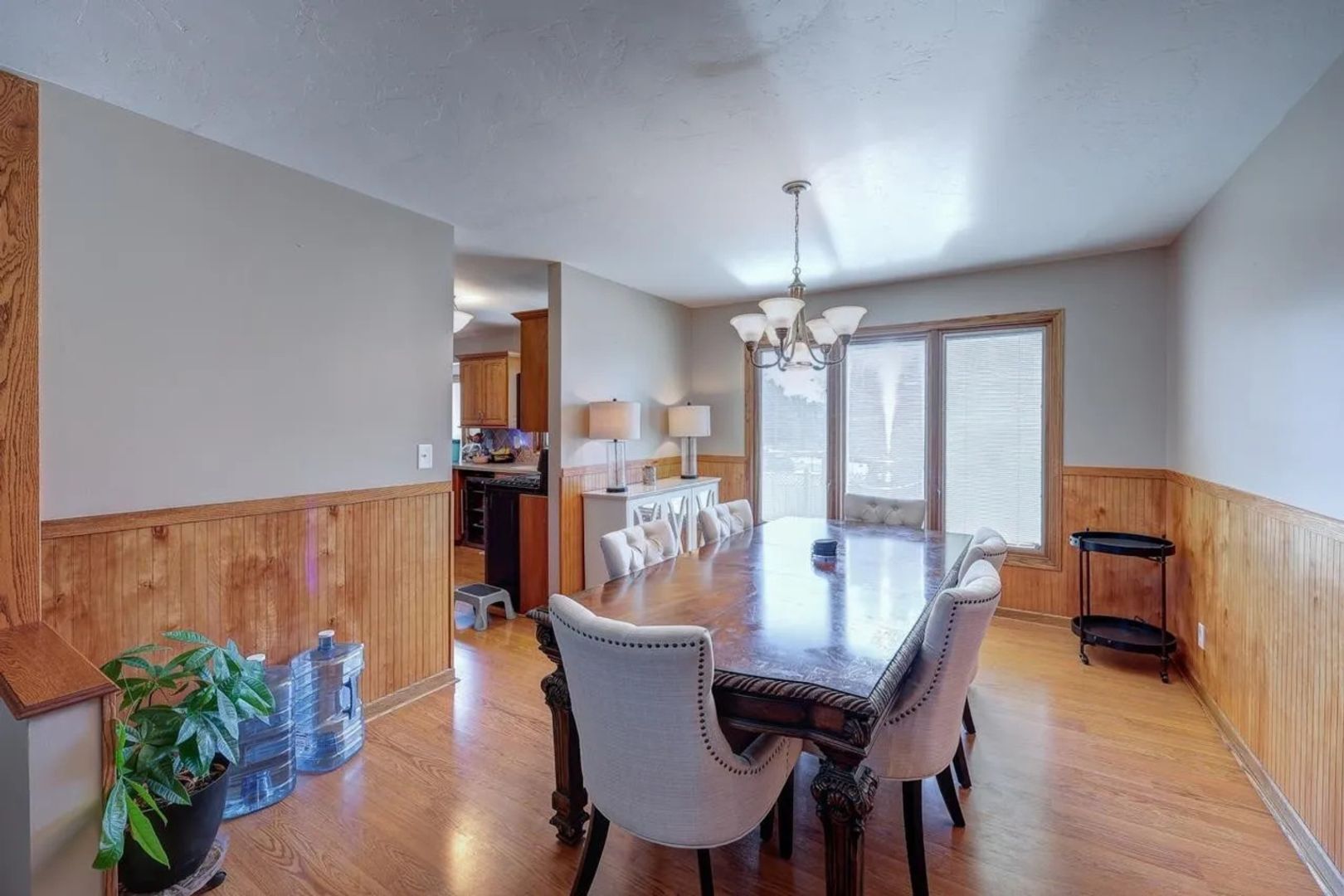 Building Photo - 3408 Lake Shore Dr