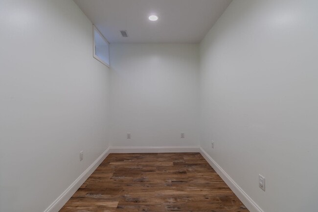 Building Photo - Contemporary Comfort and Versatility in a ...