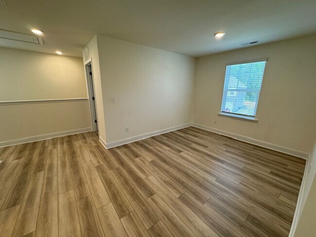 Building Photo - The Grove at Neill's Pointe