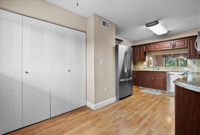 Building Photo - 4734 Lucerne Lakes Blvd E