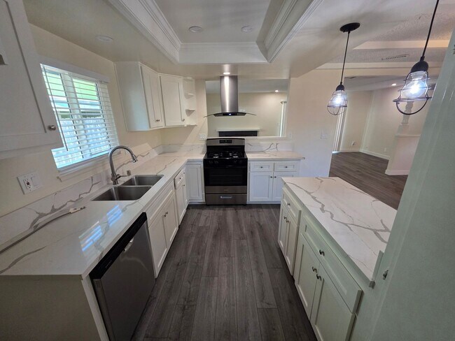 Building Photo - Highly Desirable Costa Mesa Residence – Don't Miss Out!