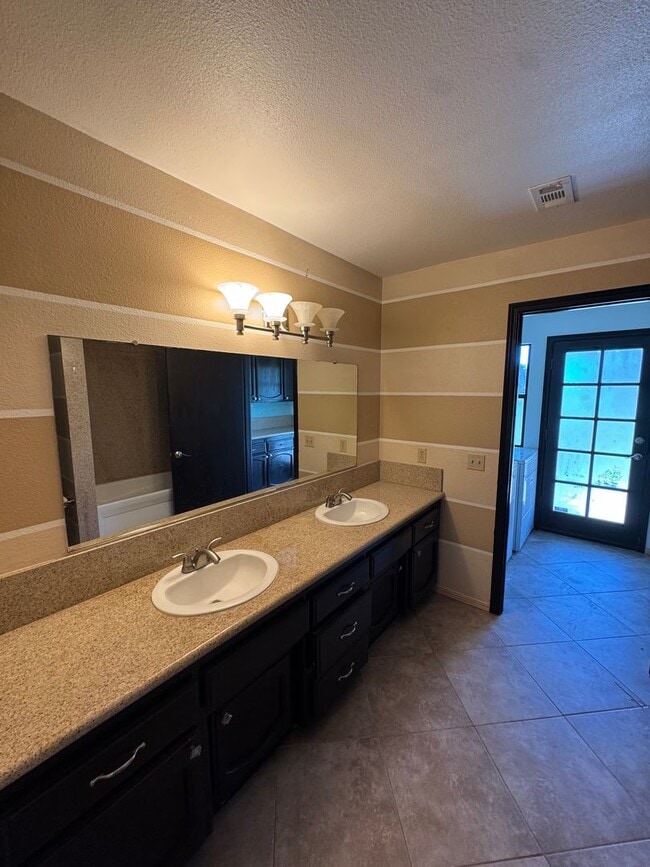 Building Photo - 3-Bedroom Home on Spacious Property in a Great Nipomo Location