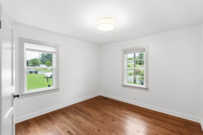 Building Photo - 2123 Fenwood Dr