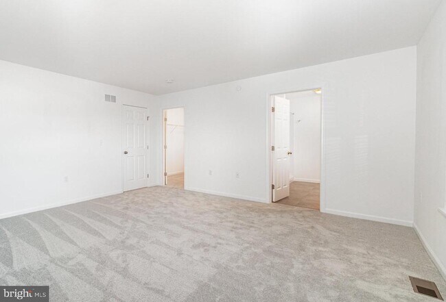 Building Photo - 7870 Briarwood Dr