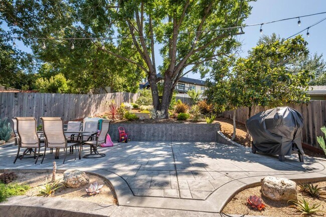Building Photo - 2667 San Carlos Ave