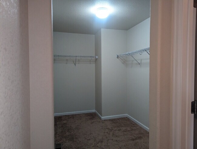 Building Photo - Newer 3bdrm/2 1/2 bath townhome in the heart of Longmont!