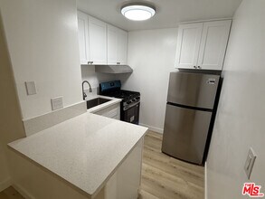 Building Photo - 821 S Wilton Pl