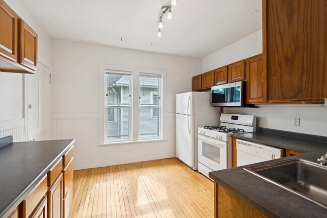 Building Photo - 807 Greenleaf St