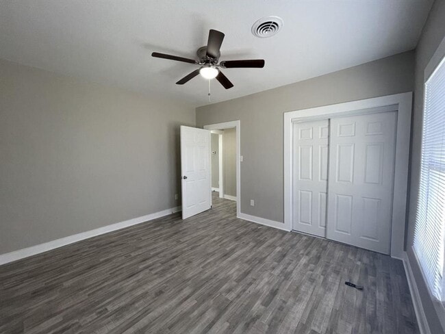 Building Photo - 3 bed, 1 bath with lots of updates! New fl...