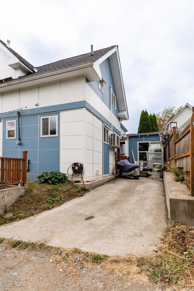 Building Photo - 938 21st Ave