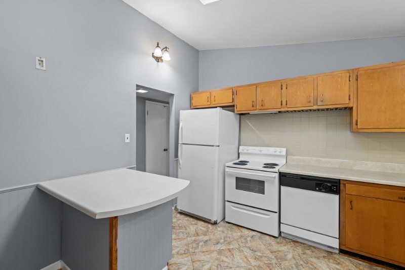 Building Photo - 550 Versailles Dr