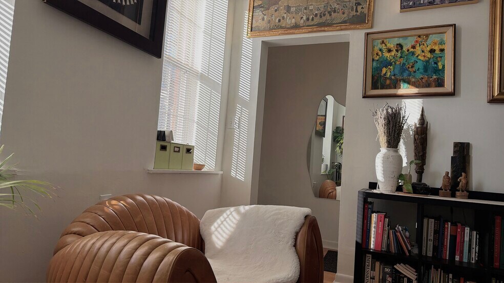 Foyer - 1032 W 31st Pl