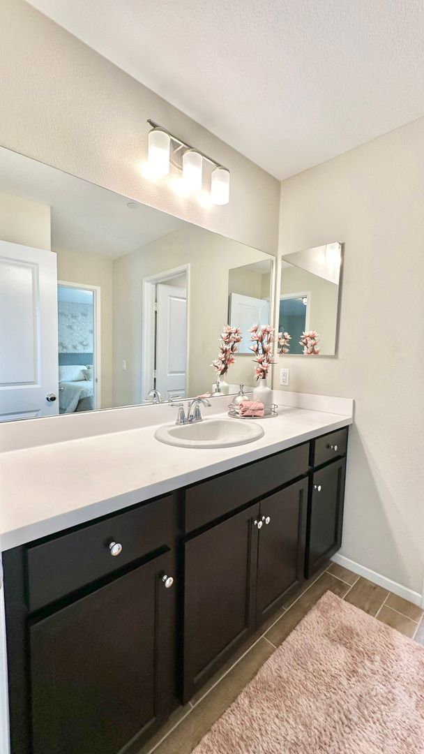 Building Photo - Beautiful "Model" Home in the Horse Creek ...
