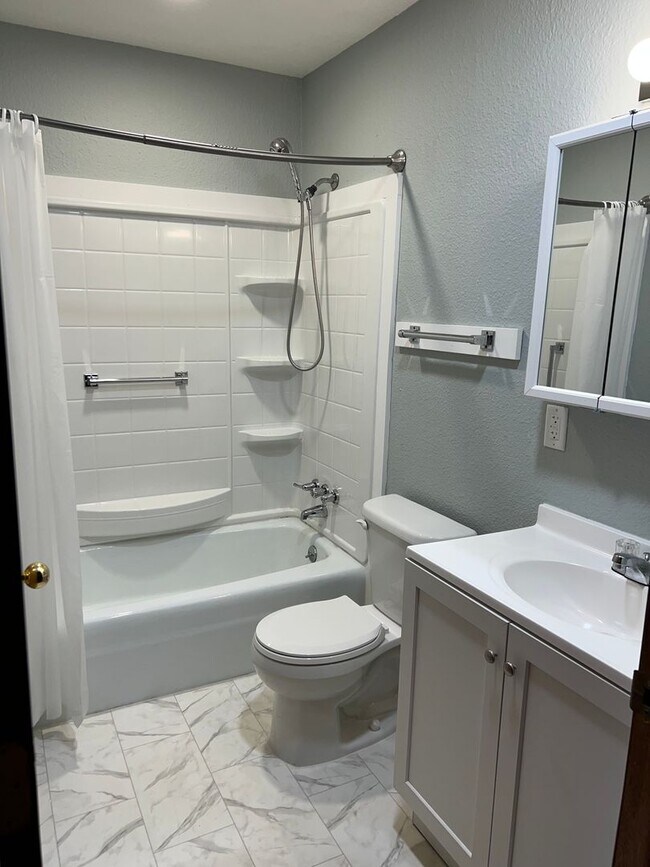 Building Photo - 3 Bedroom Apartment-Pulaski Iowa