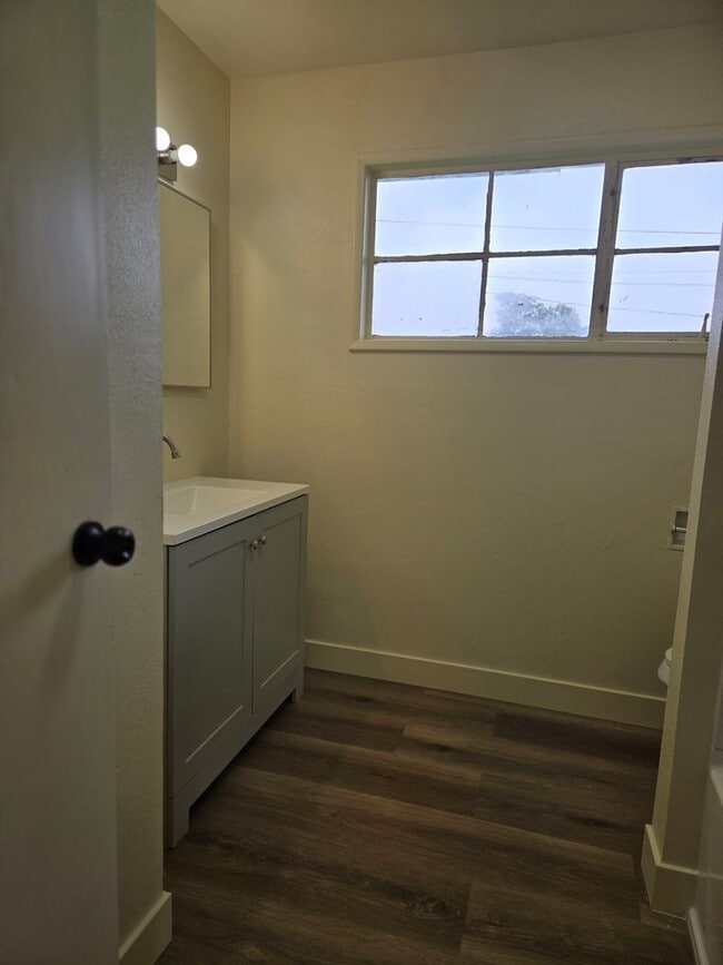 Building Photo - 3 Br 1 Ba available now