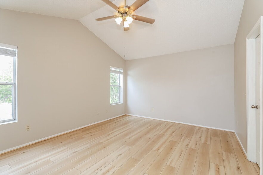 Building Photo - 653 Staffordshire Dr E