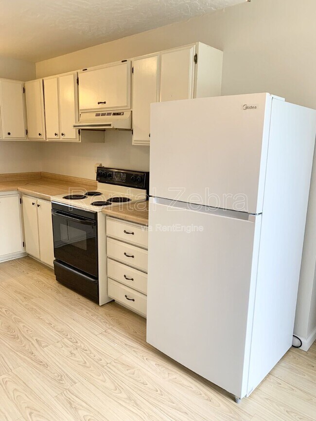 Building Photo - 687 Vallie Ct