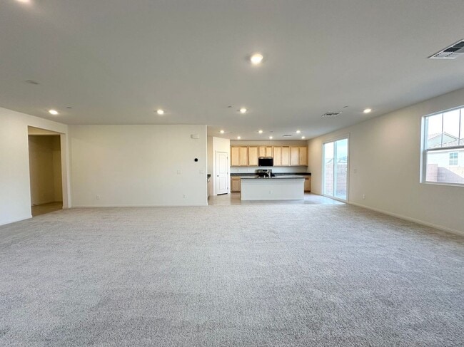 Building Photo - Beautiful and well-maintained home