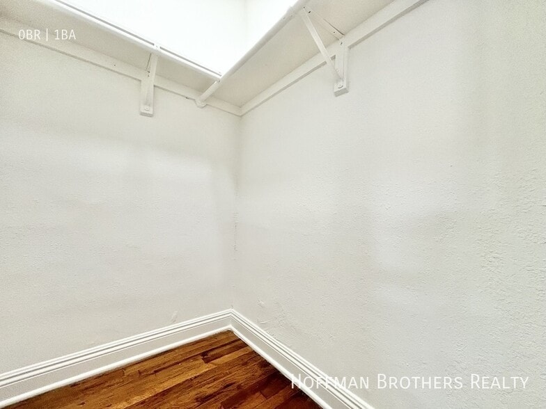 Building Photo - 245 N Kenmore Ave