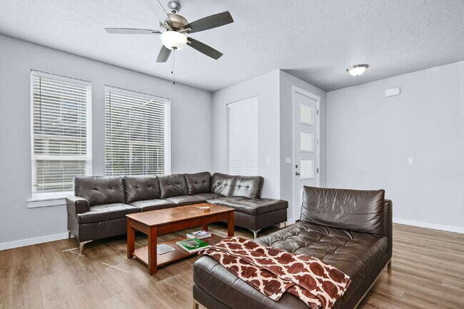 Building Photo - 401 N Tessa Ave