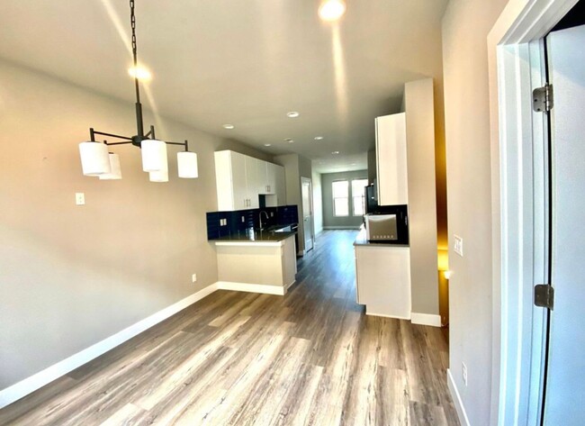 Building Photo - Sleek 3 Bedroom Townhome - Lincoln Park