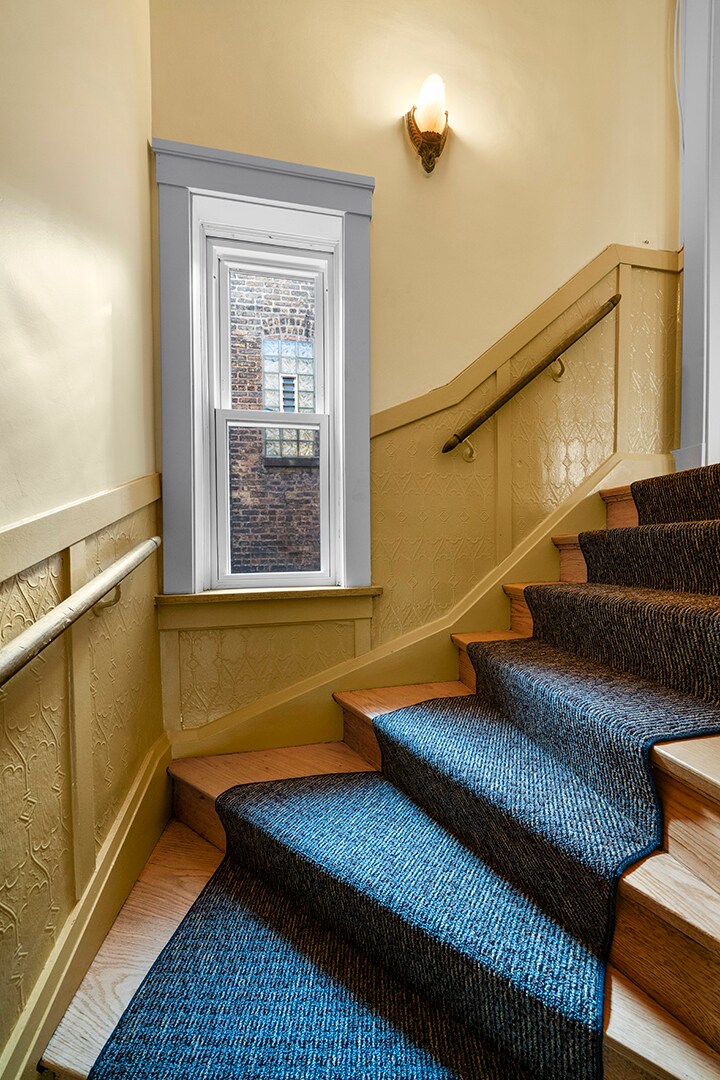 Private Entryway - 5344 N Ashland Ave