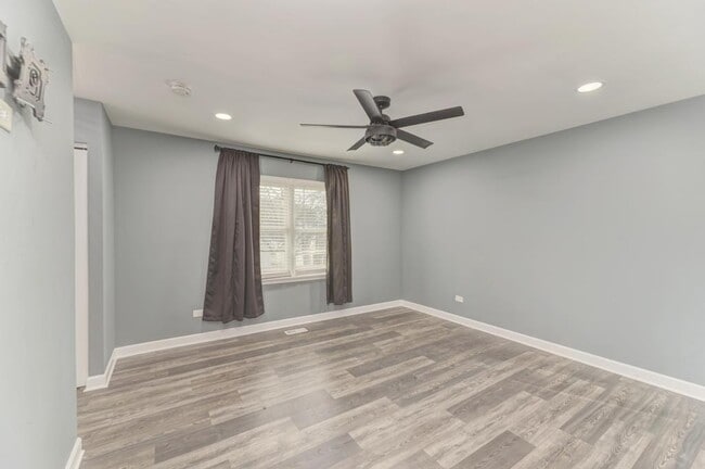 Building Photo - 585 Cambridge Way