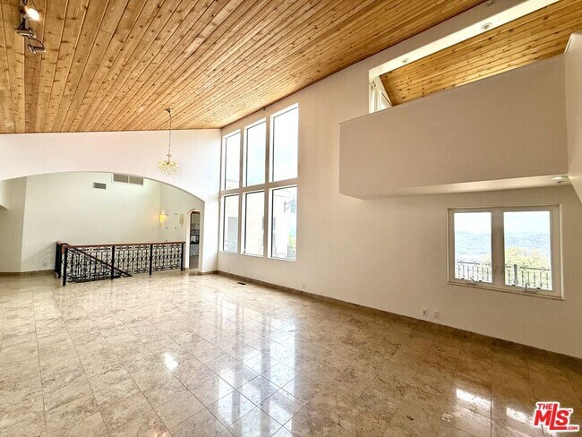 Building Photo - 10827 Pacific View Dr