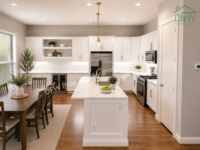 Building Photo - Luxury Renovated Townhome with Rooftop Skyline Views | Walk to Restaurants, Parks & More