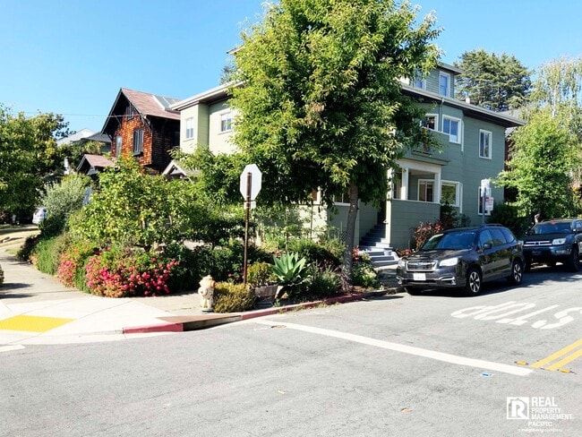 Primary Photo - Spacious 4 Bedroom / 1.5 Bath near UC Campus