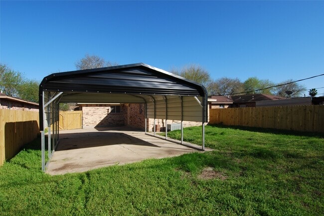 Building Photo - 4710 Pine St