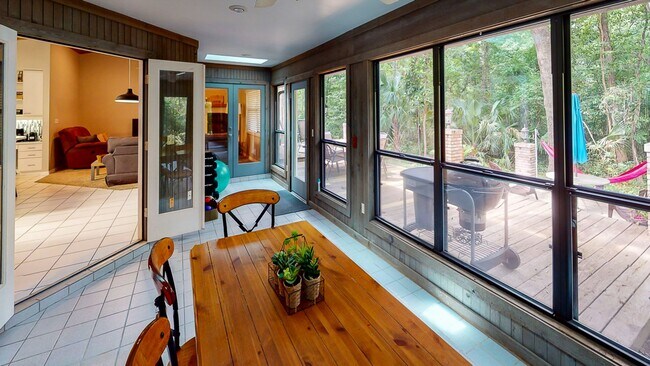 Building Photo - Park Avenue- 4 Bedroom/3 Bath - BEAUTIFUL!